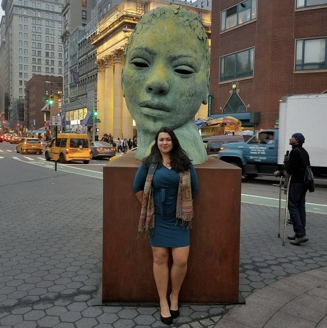 Eu ao lado da escultura de Janus em Nova York, pouco depois de me mudar para os Estados Unidos